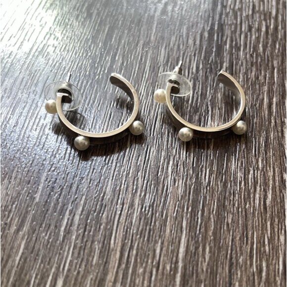 Vintage Majorica Women’s White 3 Pearl Silver Tone Hoop Earrings 1” RARE - Picture 6 of 13